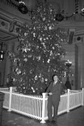 Photo OP in Main Rotunda, Christmas Tree, Members